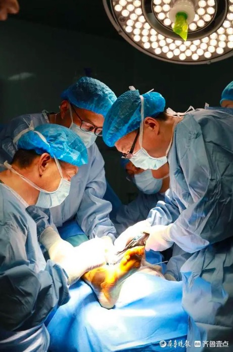 烟台山医院完成个性化3D打印假体踝关节部分置换术