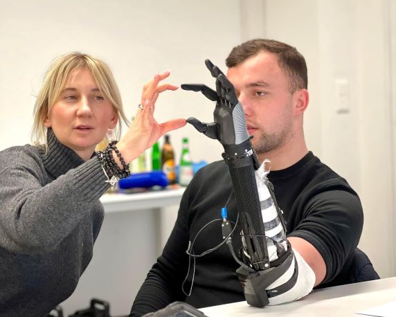 Open Bionics的3D打印仿生手臂治疗乌克兰士兵